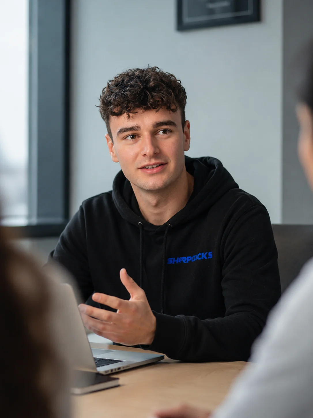 Jesse Scherpen legt een AI-workflow uit aan een SharpClicks-klant