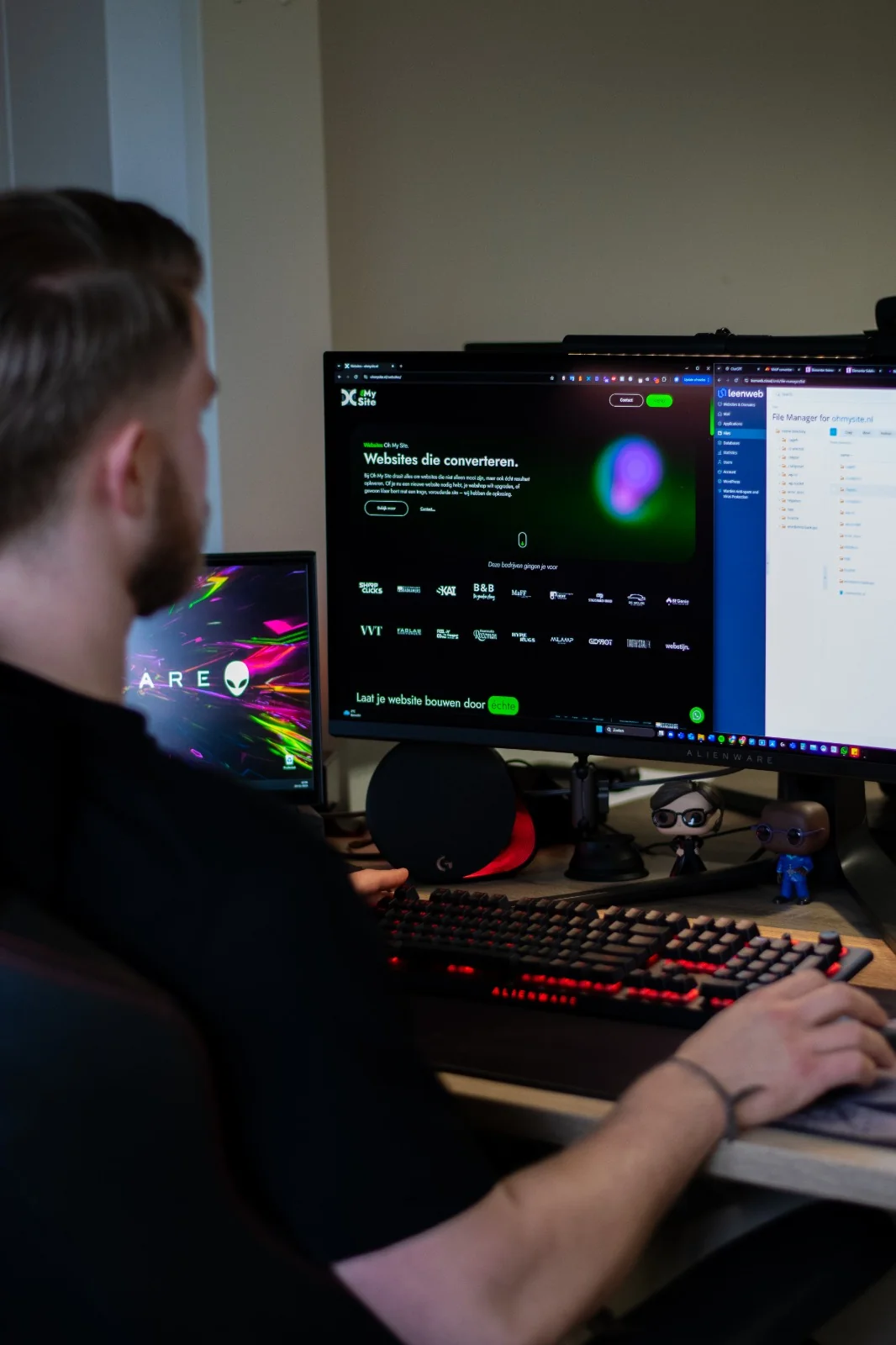 Jordy de Wolde aan het werk aan een nieuwe website