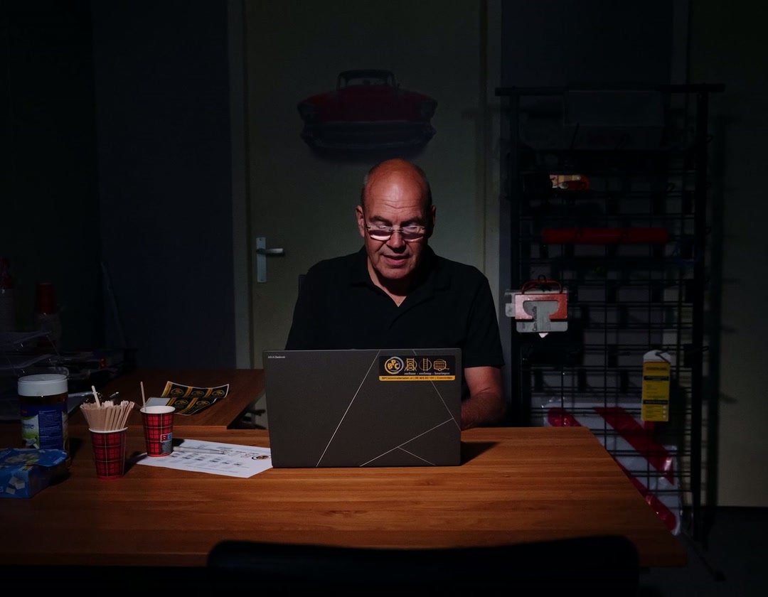 Bert van BPC werkt 's avonds in het donker achter zijn laptop
