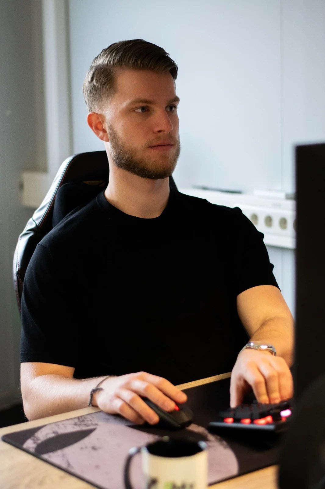 Jordy achter zijn computer