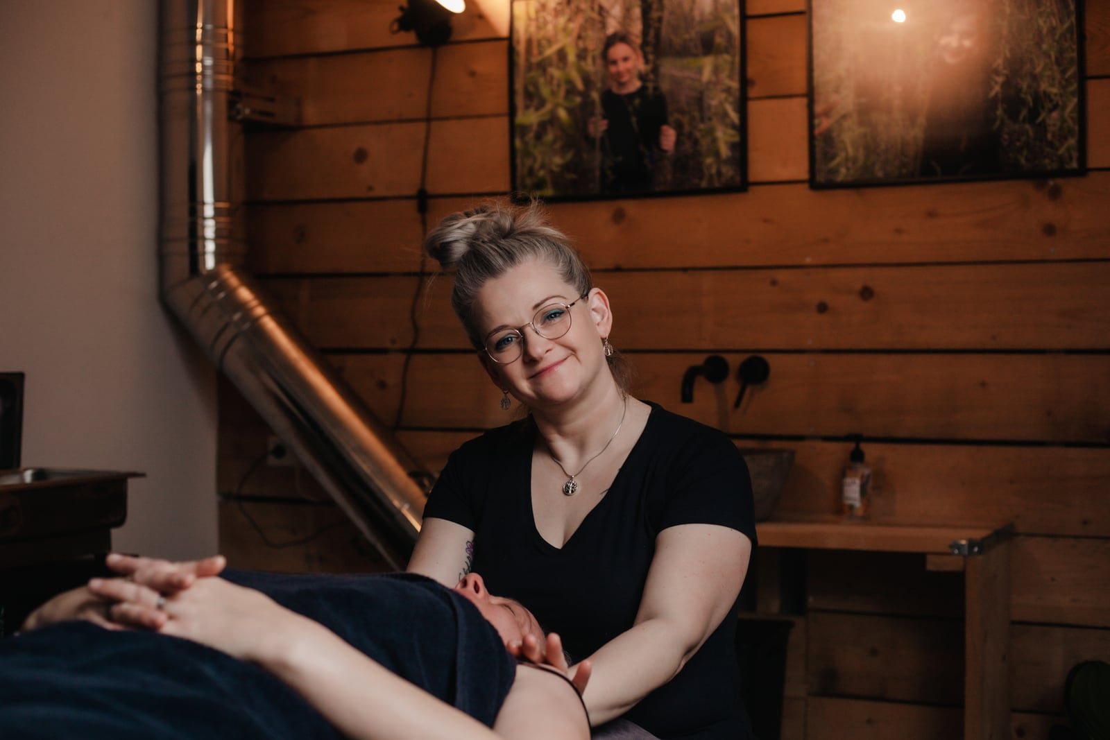 Een behandelaar met een klant in haar praktijk, gefotografeerd door StudioMieke