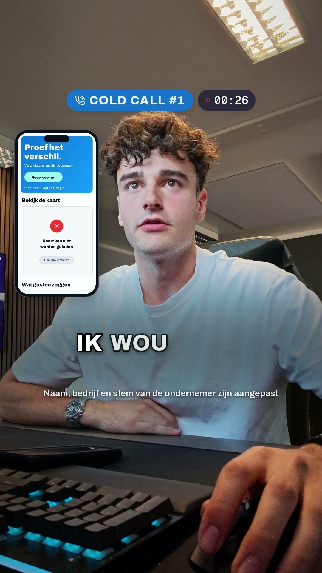 Een beeld uit een video: Jesse aan het bellen, met de ondertitel en de klok in beeld